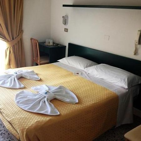 Hotel Till Rimini Esterno foto